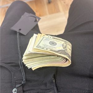 Meet your Posher, Amari